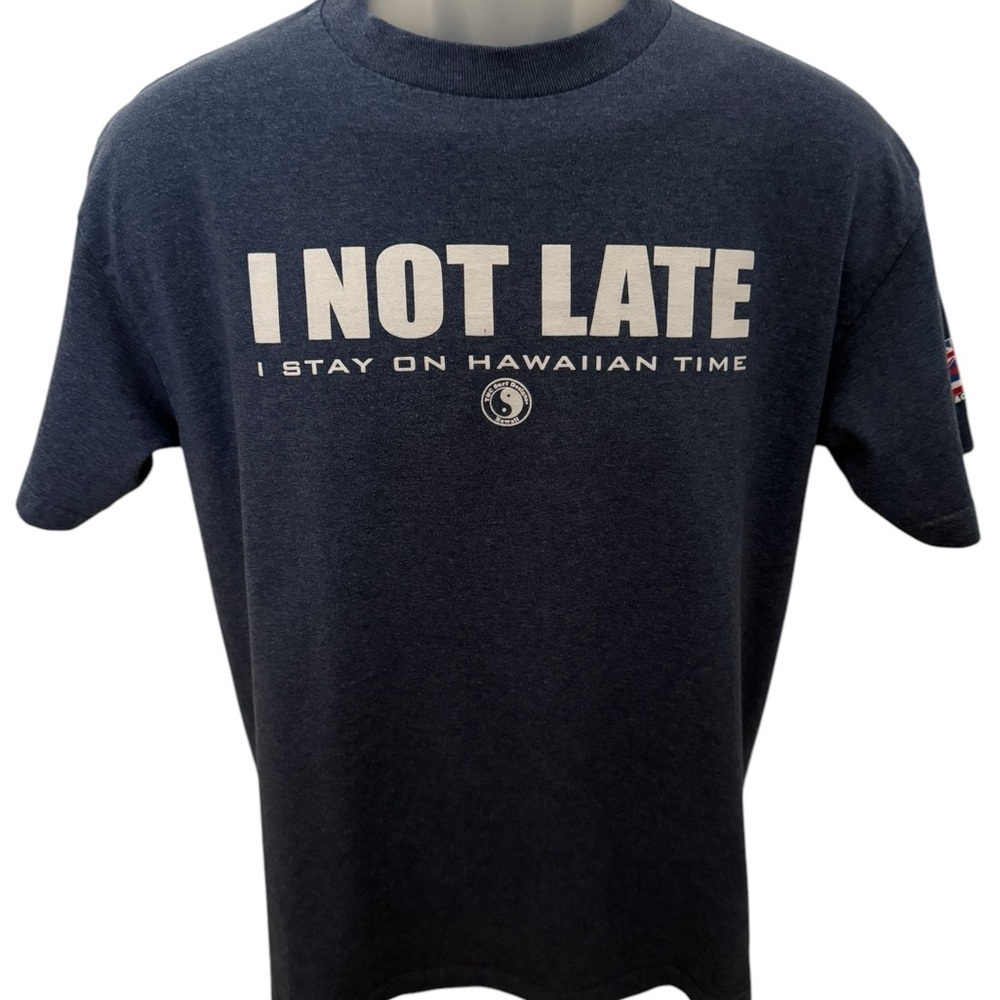 T&C Surf Designs Hawaii “I Not Late, I Stay On Hawaiian Time” Men Tee M Medium